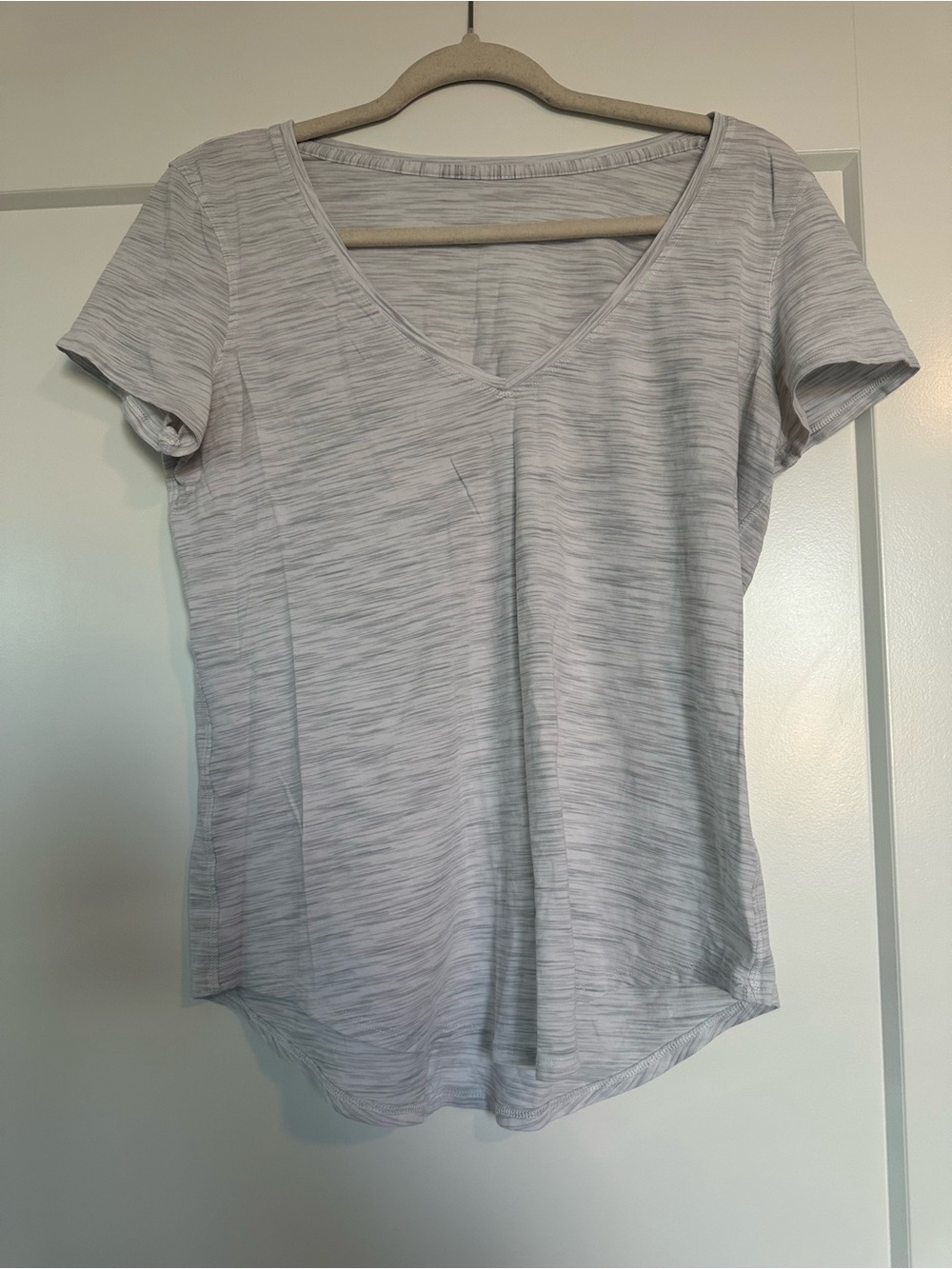 lululemon athletica Heathered Light Gray V-Neck Short Sleeve Tee